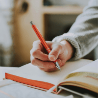 Herinneringen opschrijven in boekje